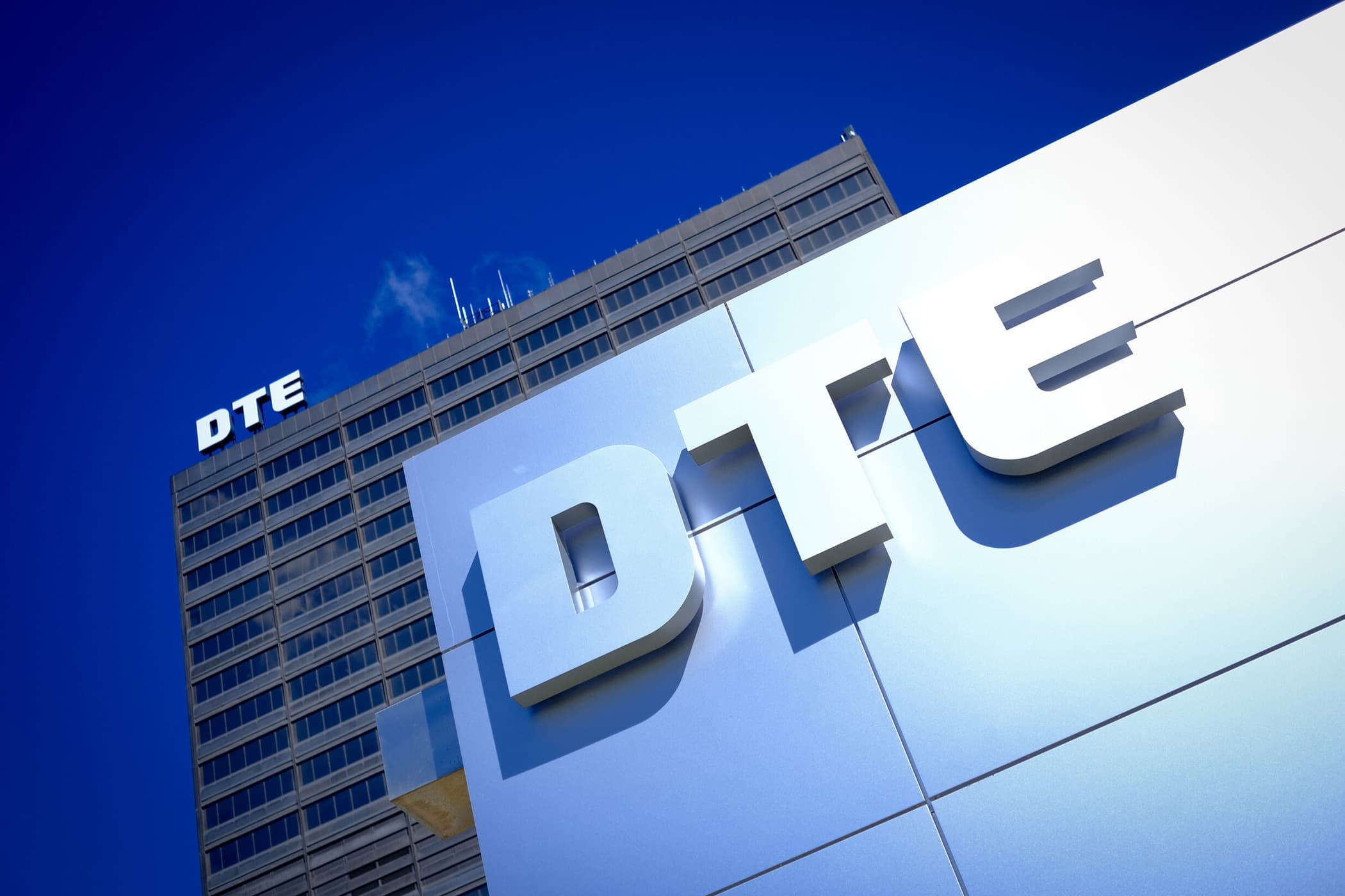 Looking up at the corder of DTE headquarter from the front gate with DTE logo.